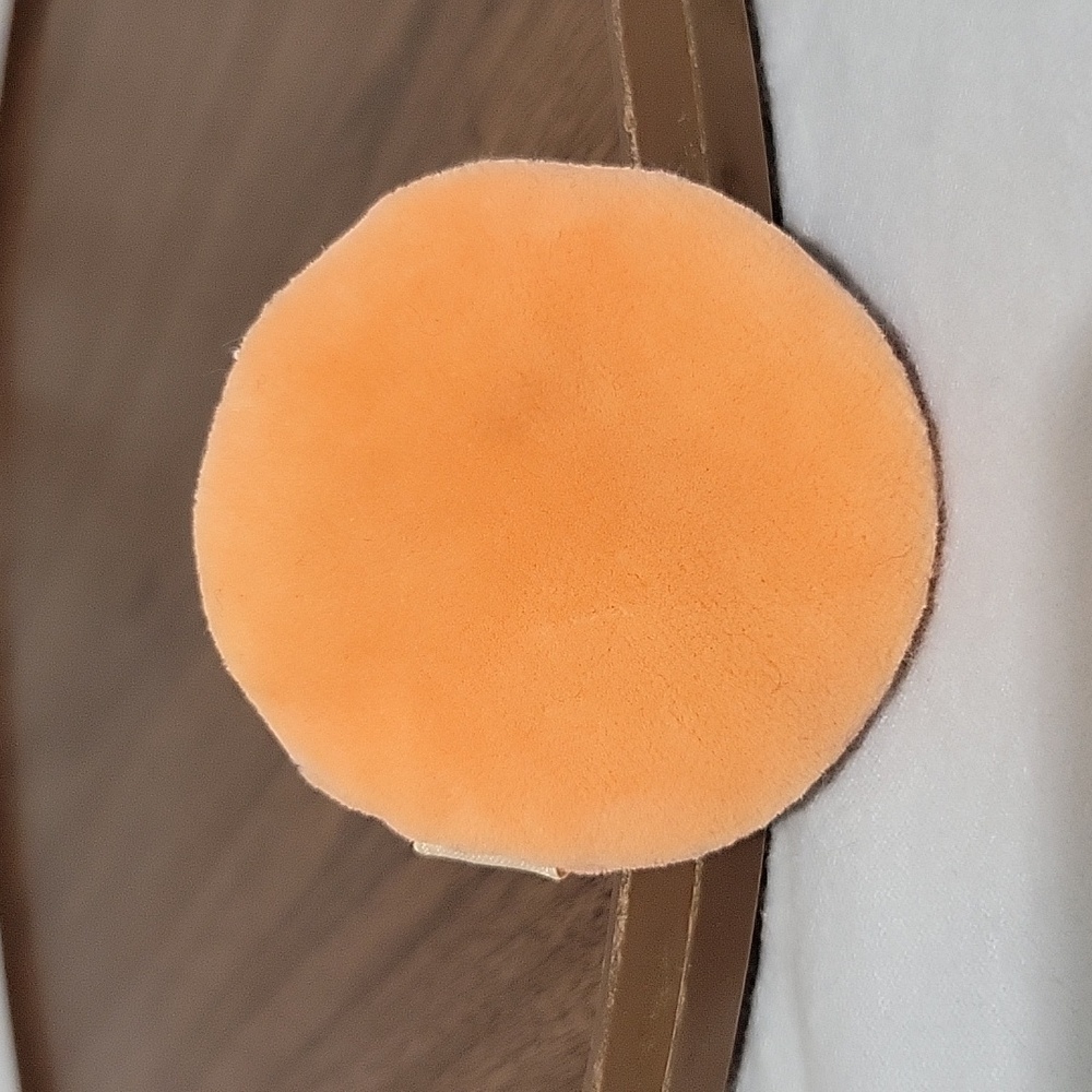 Vintage Betty Lou Silk-Tone Compact Powder Puff Mint Condition - Picture 3 of 4